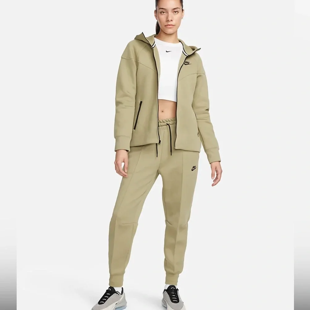 Nike Sportswear Tech Fleece Windrunner Women's Full-Zip Hoodie - Picture 2 of 5